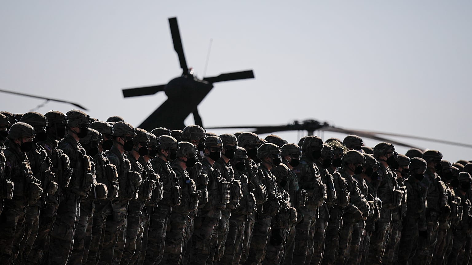 Tropas estadounidenses durante la visita del secretario general de la OTAN, Jens Stoltenberg, en la base aérea Mihail Kogalniceanu, en el Mar Negro. Rumanía, el 11 de febrero.