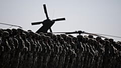 Tropas estadounidenses durante la visita del secretario general de la OTAN, Jens Stoltenberg, en la base aérea Mihail Kogalniceanu, en el Mar Negro. Rumanía, el 11 de febrero.
