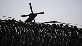 Tropas estadounidenses durante la visita del secretario general de la OTAN, Jens Stoltenberg, en la base aérea Mihail Kogalniceanu, en el Mar Negro. Rumanía, el 11 de febrero.