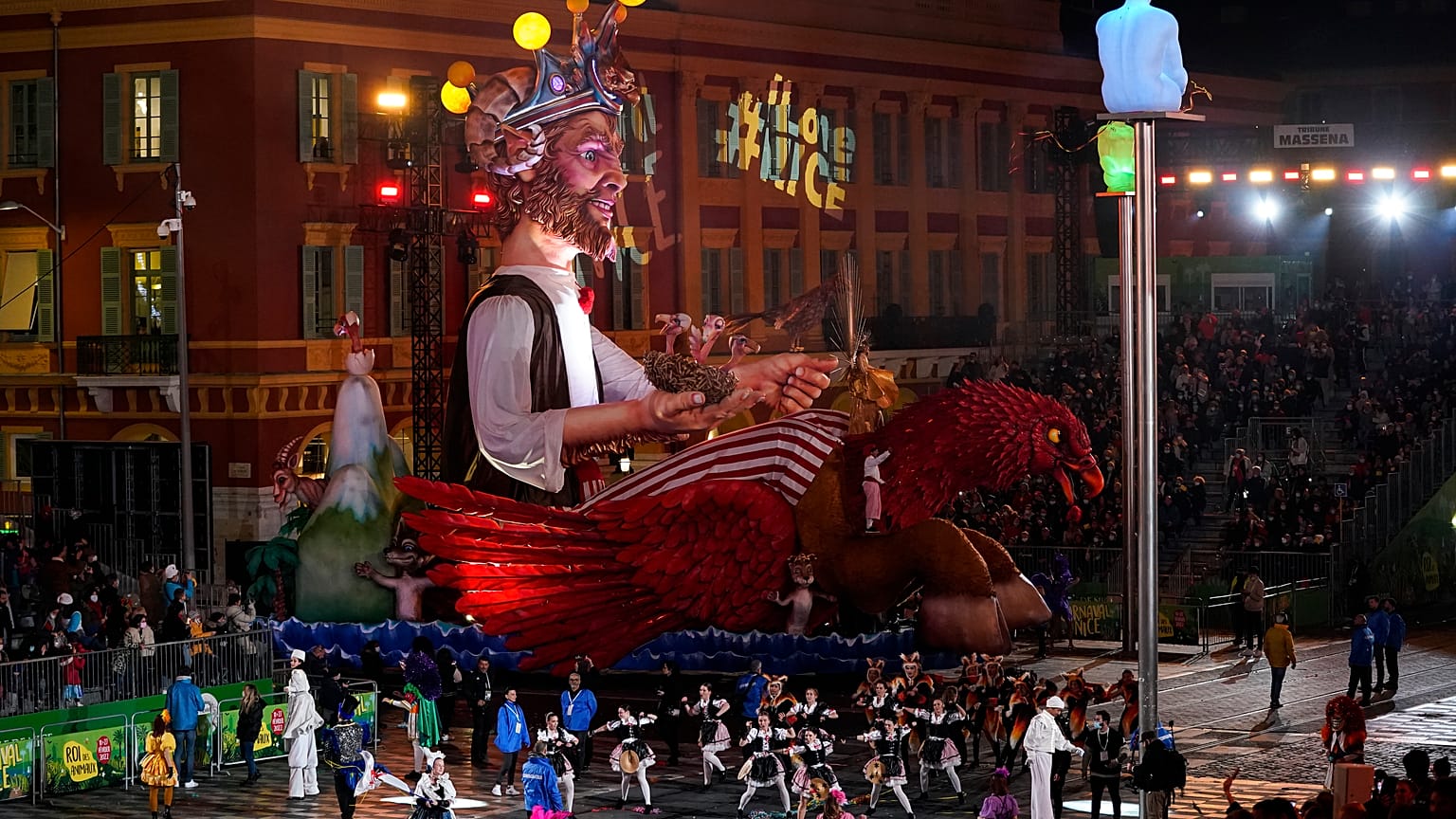 Per le strade di Nizza torna l'euforia del Carnevale , Un assaggio di normalità dopo il buio