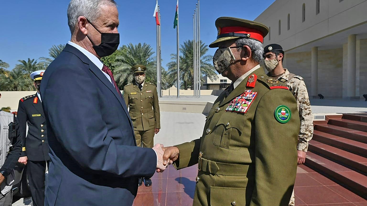 وزير الدفاع الإسرائيلي يصافح رئيس الأركان البحريني في صورة ارشيفية