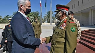 وزير الدفاع الإسرائيلي يصافح رئيس الأركان البحريني في صورة ارشيفية