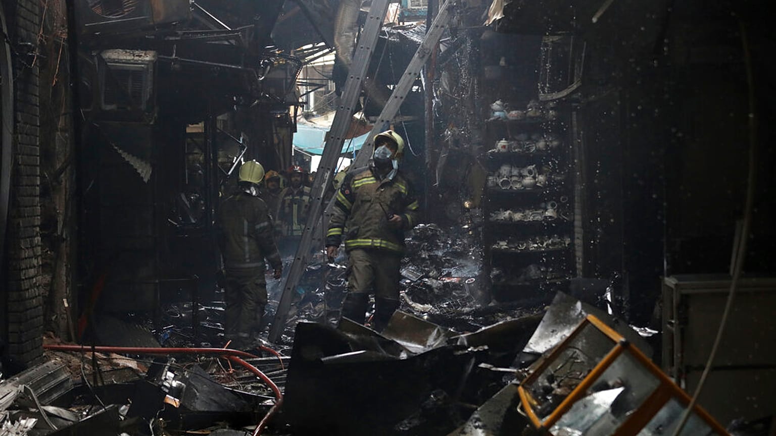 Incendio nello storico bazar di Teheran 