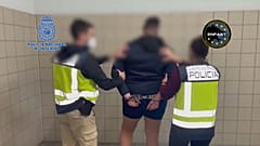 Verhafteter slowenischer Drogenschmuggler mit Polizeibeamten in Barcelona -Screenshot-