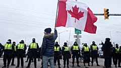 Corona-Trucker in Kanada: Polizei räumt blockierte Brücke zur USA