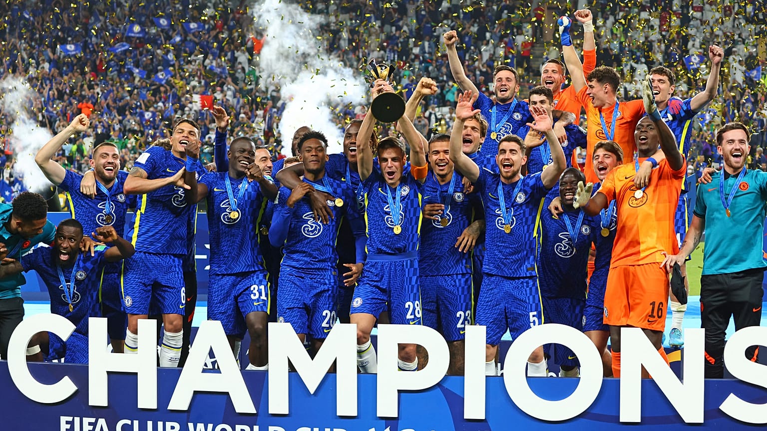 لاعبو تشيلسي يحتفلون بكأسهم بعد فوزهم في المباراة النهائية لكأس العالم للأندية 2021 ضد بالميراس البرازيلي. 2022/02/12
