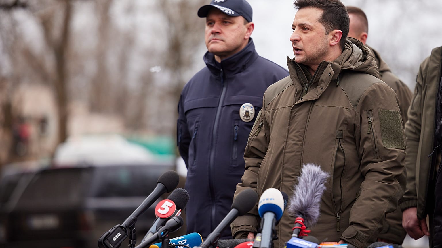 El presidente de Ucrania, Volodímir Zelenski, pidió este sábado a los ucranianos que no se dejen llevar por el pánico ante el drástico incremento de las informaciones. 
