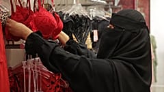 متجر للملابس الداخلية مزين بألوان عيد الحب في بانوراما مول بالعاصمة السعودية الرياض في 9 فبراير 2022.