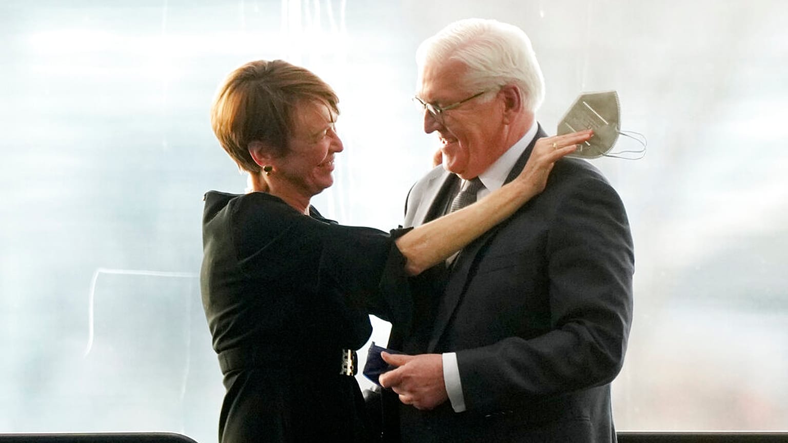 Frank-Walter Steinmeier und seine Gattin Elke Büdenbender nach der Wiederwahl 