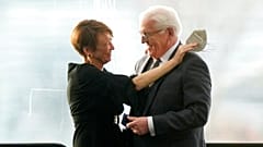 Frank-Walter Steinmeier und seine Gattin Elke Büdenbender nach der Wiederwahl 