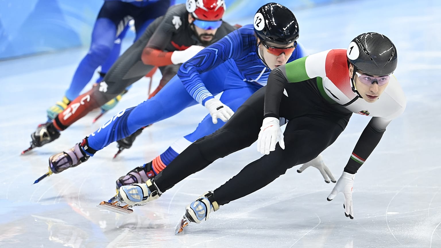 Liu Shaoang (jobbra) végig vezetve nyerte a férfi rövidpályás gyorskorcsolyázók 500 méteres versenyének döntőjét a pekingi téli olimpián