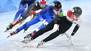 Liu Shaoang (jobbra) végig vezetve nyerte a férfi rövidpályás gyorskorcsolyázók 500 méteres versenyének döntőjét a pekingi téli olimpián