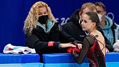 Kamila Valieva alla fine dell'allenamento con l'allenatrice Eteri Tutberidze.