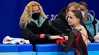 Kamila Valieva alla fine dell'allenamento con l'allenatrice Eteri Tutberidze.