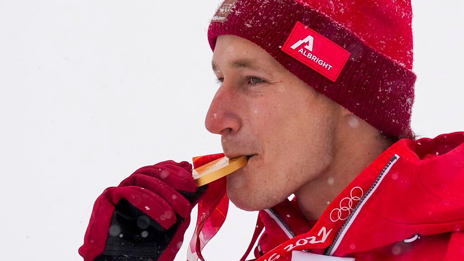 Goldmedaillengewinner Marco Odermatt bei der Siegerehrung