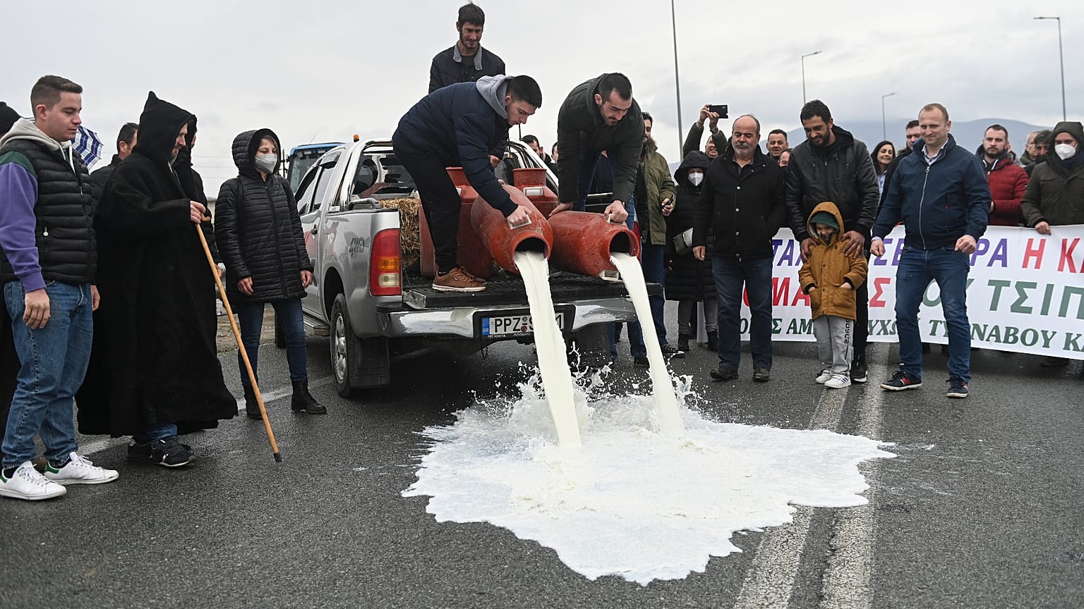 Agricultores gregos durante o protesto em Larissa