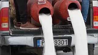 Enerji fiyatlarını protesto eden Yunan çiftçiler, traktörlerle ana yolları kapattı