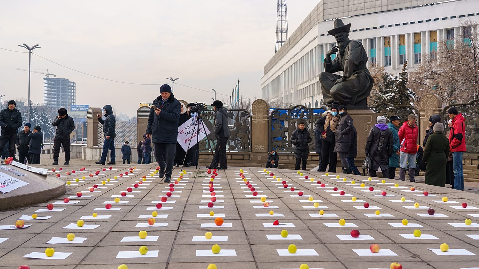 L'omaggio alle vittime delle proteste di gennaio in Kazakhstan