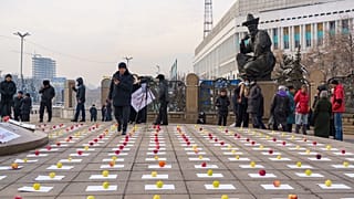 L'omaggio alle vittime delle proteste di gennaio in Kazakhstan