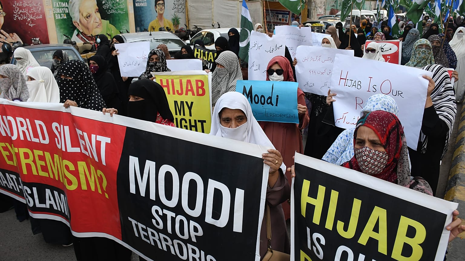 Hindistan'da okullarda başörtüsü yasağı protesto edildi 