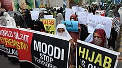 Hindistan'da okullarda başörtüsü yasağı protesto edildi 