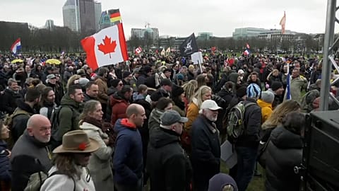 Les opposants aux mesures sanitaires ont manifesté à La Haye 