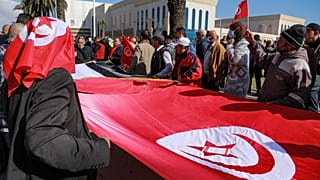مظاهرة دعا إليها حزب النهضة التونسي ضد قرارات الرئيس قيس سعيد الأخيرة وسط العاصمة تونس في 13 فبراير 2022
