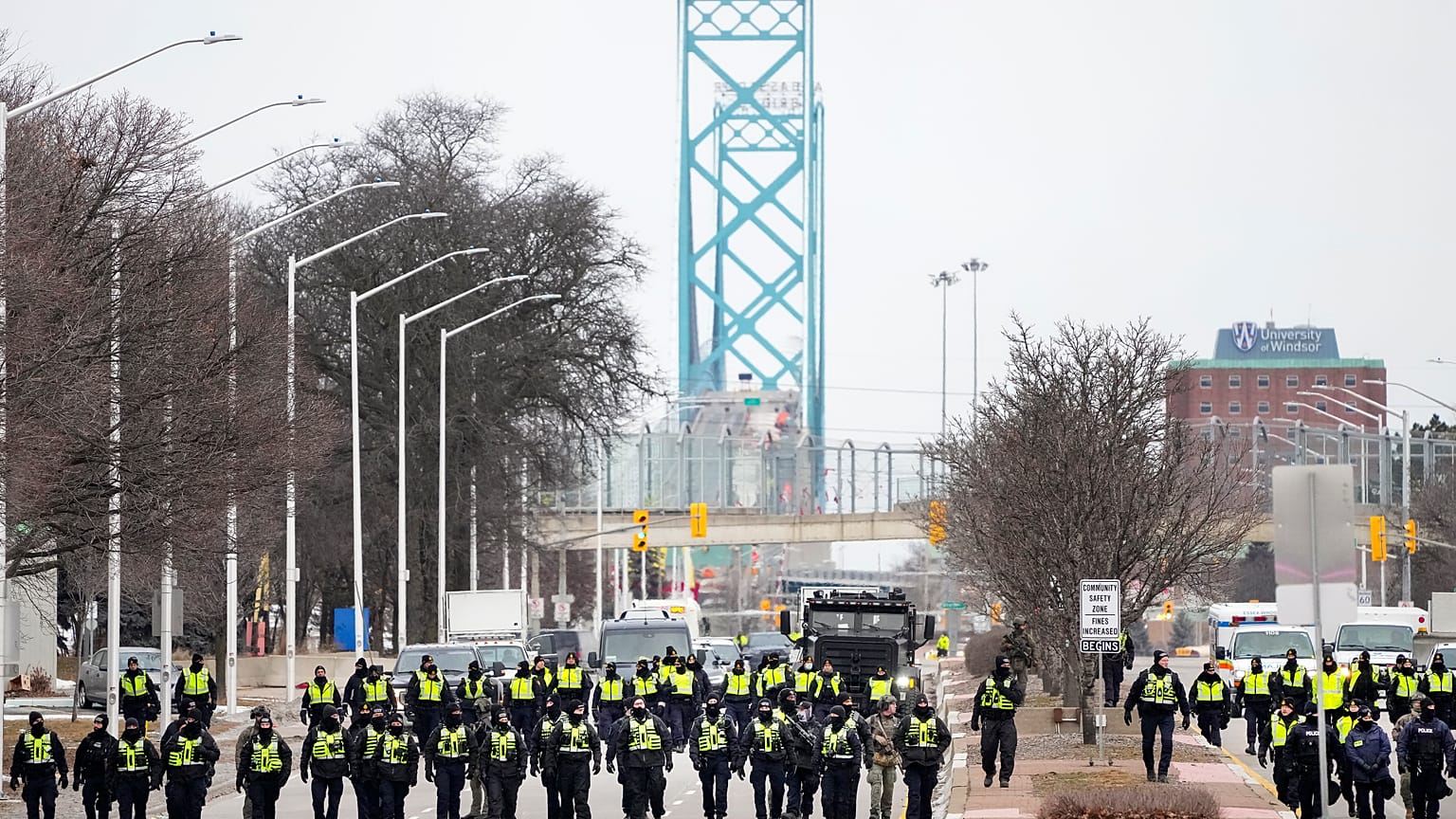 La police avance en ligne pour expulser les manifestants du pont Ambassador à Windsor qui relie Canada et Etats-Unis, le 13 février 2022
