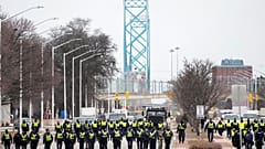 La police avance en ligne pour expulser les manifestants du pont Ambassador à Windsor qui relie Canada et Etats-Unis, le 13 février 2022