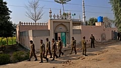 Pakistan'ın Pencap eyaletine bağlı Tulamba köyünde vatandaşlar bir kişiyi Kuran'ı Kerim'i yaktığı iddiasıyla taşlayarak öldürdü