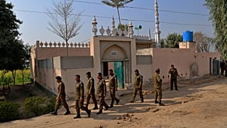 Pakistan'ın Pencap eyaletine bağlı Tulamba köyünde vatandaşlar bir kişiyi Kuran'ı Kerim'i yaktığı iddiasıyla taşlayarak öldürdü