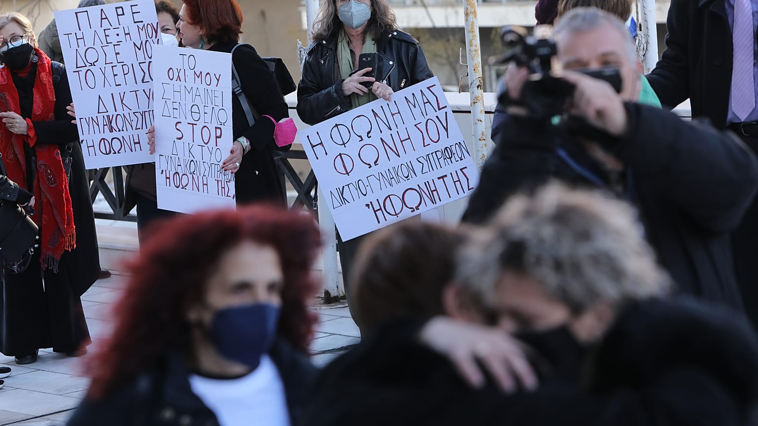 Γυναίκες κρατούν πανό ενώ η μητέρα της Ελένης Τοπαλούδη (Κ) προσέρχεται στο Εφετείο Αθηνών