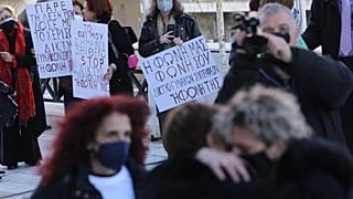 Γυναίκες κρατούν πανό ενώ η μητέρα της Ελένης Τοπαλούδη (Κ) προσέρχεται στο Εφετείο Αθηνών