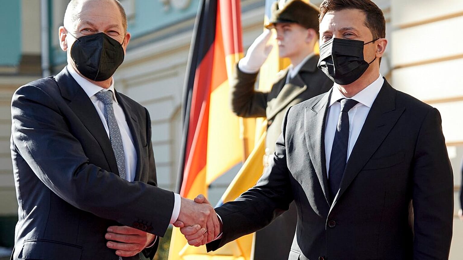 El presidente ucraniano, Volodímir Zelenski, y el canciller alemán, Olaf Scholz, durante su reunión en el Palacio Mariinskyi de Kiev (Ucrania).