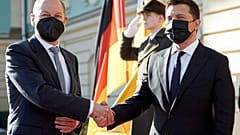 El presidente ucraniano, Volodímir Zelenski, y el canciller alemán, Olaf Scholz, durante su reunión en el Palacio Mariinskyi de Kiev (Ucrania).