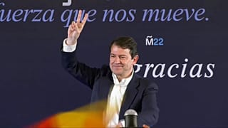 Alfonso Fernández Mañueco celebra una victoria agridulce
