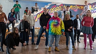 Molnár Áron és Falusi Mariann a klip szereplőivel és a táncosokkal