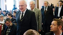 Róna Péter közgazdász megérkezik az Ökopolisz Alapítvány konferenciájára 2013-ban - a háttérben Sólyom László korábbi köztársasági elnök és Ángyán József, a Fidesz politikusa