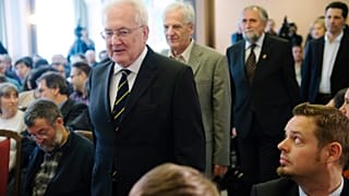Róna Péter közgazdász megérkezik az Ökopolisz Alapítvány konferenciájára 2013-ban - a háttérben Sólyom László korábbi köztársasági elnök és Ángyán József, a Fidesz politikusa