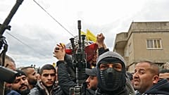 فلسطينيون يحملون جثمان محمد أبو صلاح، 17 عاما، خلال جنازته في قرية اليامون بالضفة الغربية، بالقرب من جنين، يوم الإثنين 14 فبراير 2022.
