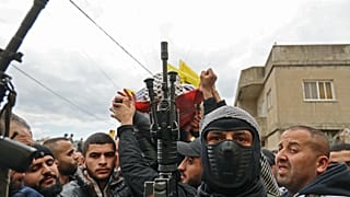 فلسطينيون يحملون جثمان محمد أبو صلاح، 17 عاما، خلال جنازته في قرية اليامون بالضفة الغربية، بالقرب من جنين، يوم الإثنين 14 فبراير 2022.