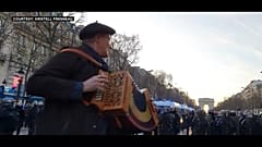 رجل وسط المظاهرة 