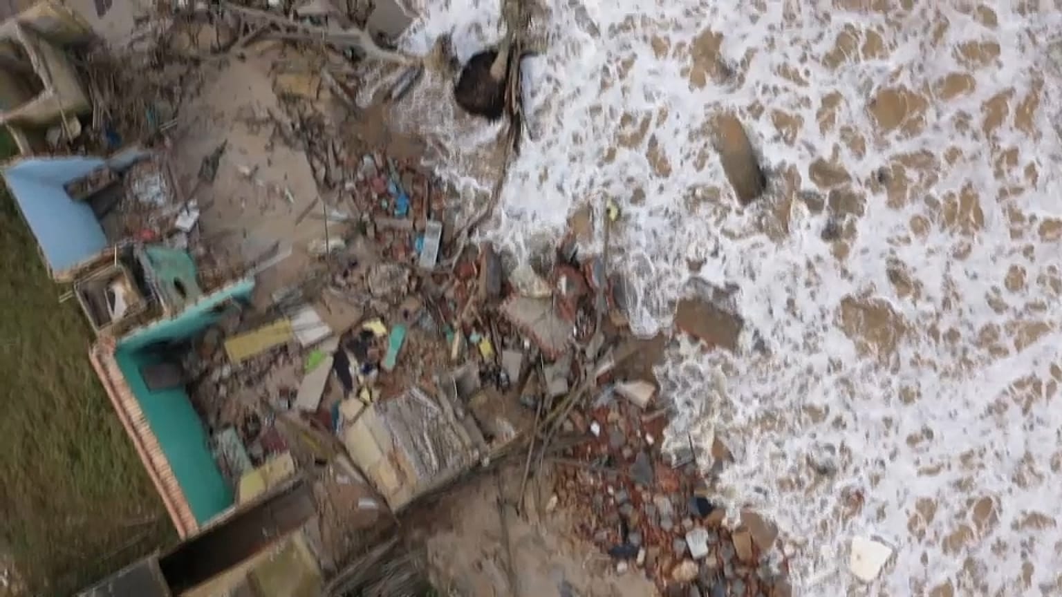 Imagem de drone mostra a erosão em Atafona