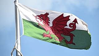 The Welsh government should trial a shorter working week to help tackle problems with prouctivity and sickness, a new report says