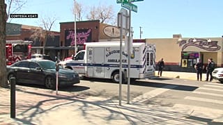 Fuerzas policiales de Albuquerque (Nuevo México) en uno de los escenarios del apuñalamiento múltiple.