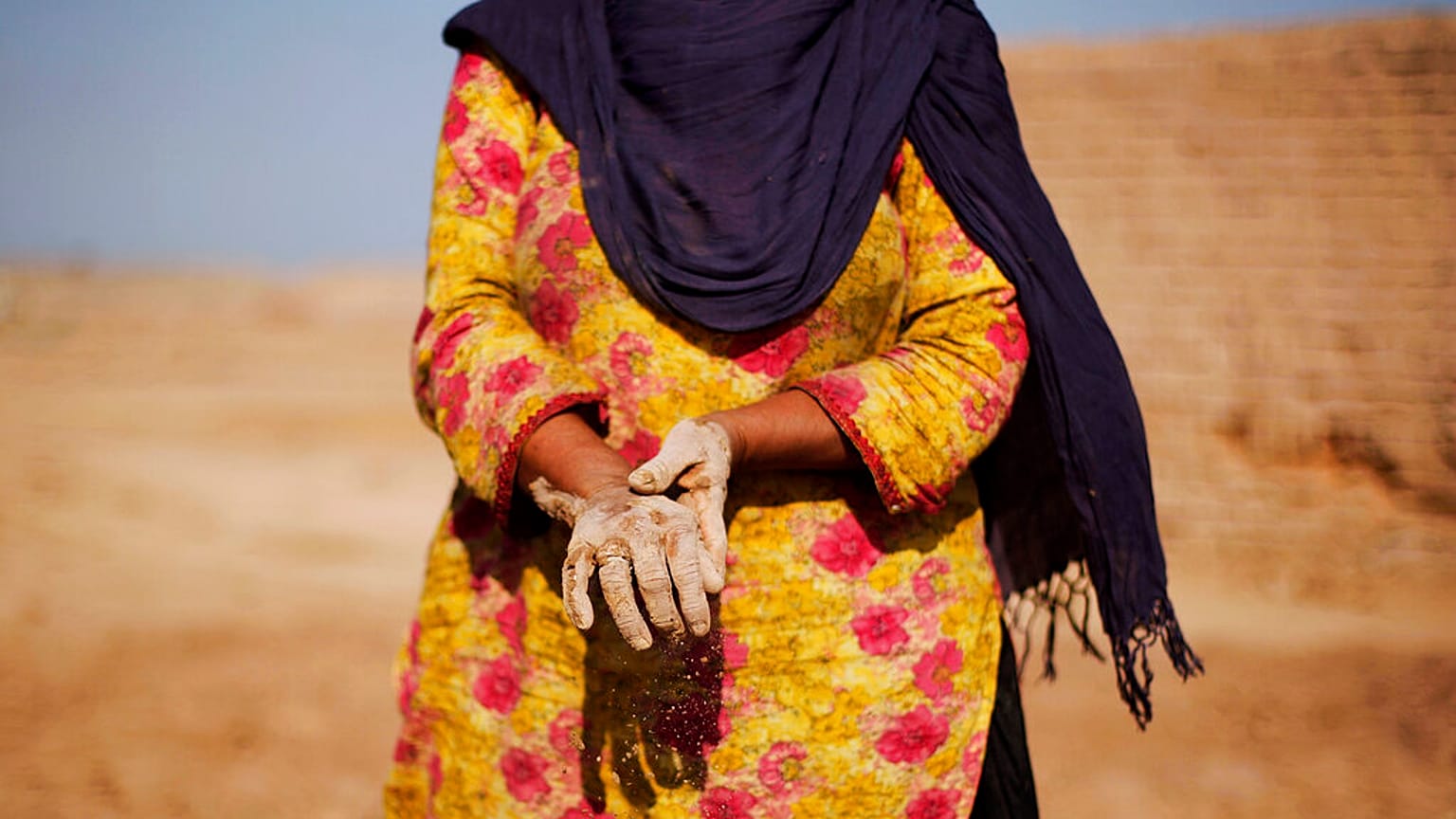 باكستانية في مصنع للطوب في ضواحي إسلام أباد، باكستان، الاثنين 8 مارس 2010.