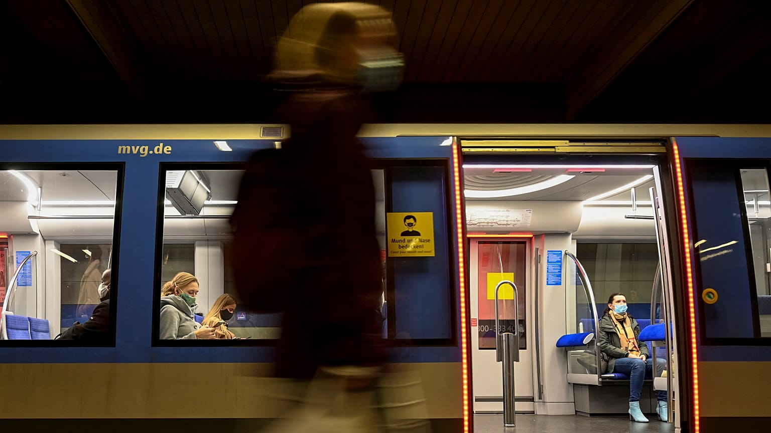 Menschen in der Münchner S-Bahn, 13.10.2020