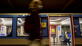 Menschen in der Münchner S-Bahn, 13.10.2020