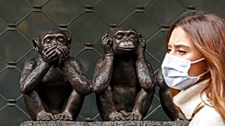 Frau mit Maske in Köln