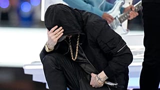 امینم در نیمه سوپر باول زانو زد